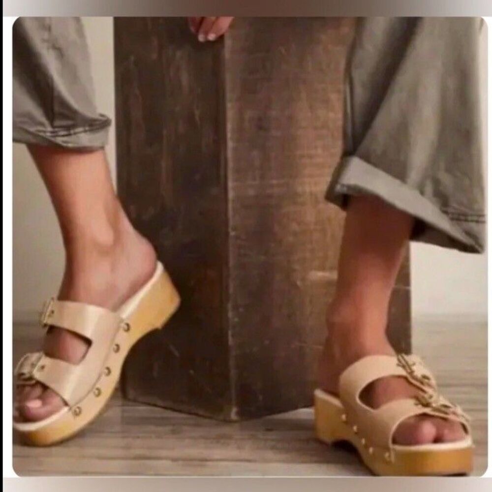 Free People Fiona Cream Croc Buckle Stud Accent Wooden Cushioned Clogs Size US 8